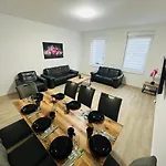 شقة - 9 Bedrooms - 22 Beds - Wifi - Kitchen *