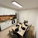 شقة - 9 Bedrooms - 22 Beds - Wifi - Kitchen *