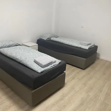 Apartment - 9 Bedrooms - 22 Beds - Wifi - Kitchen *