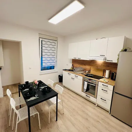 Apartment - 9 Bedrooms - 22 Beds - Wifi - Kitchen
