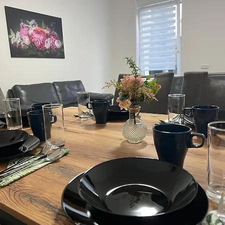 - 9 Bedrooms - 22 Beds - Wifi - Kitchen Apartman Paderborn