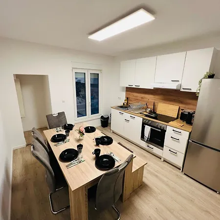 - 9 Bedrooms - 22 Beds - Wifi - Kitchen بادربورن