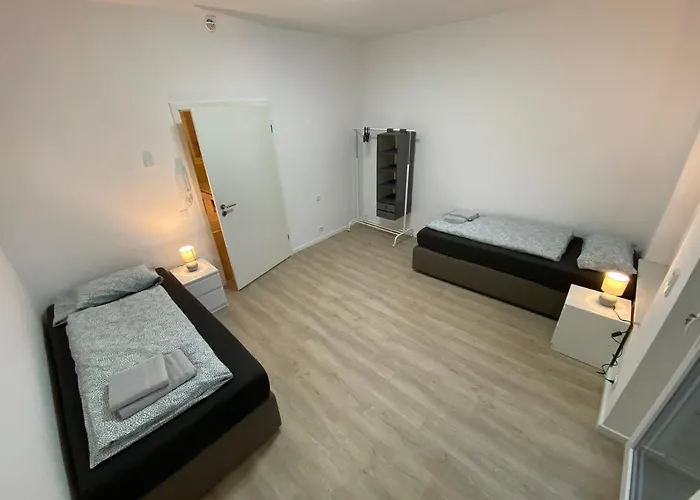 - 9 Bedrooms - 22 Beds - Wifi - Kitchen דירה פאדרבורן