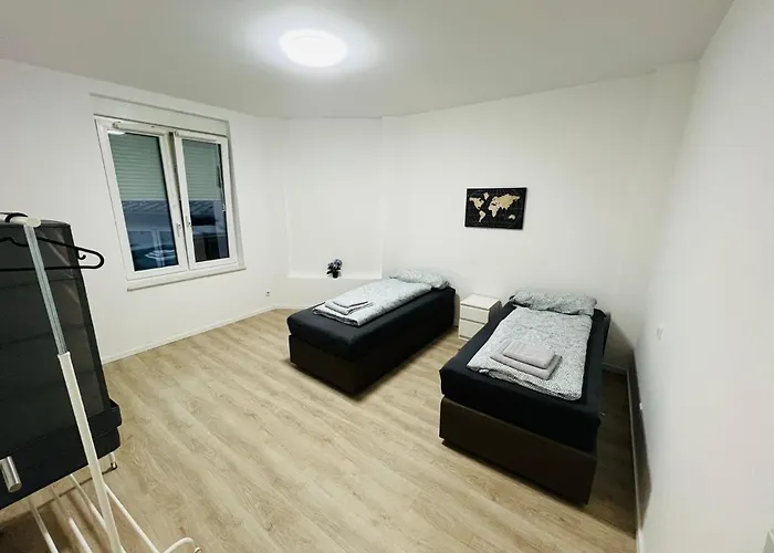 - 9 Bedrooms - 22 Beds - Wifi - Kitchen * פאדרבורן