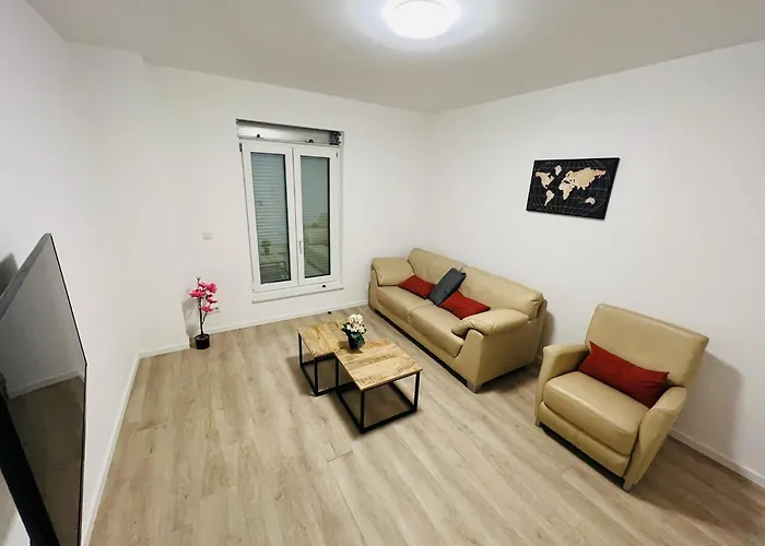 - 9 Bedrooms - 22 Beds - Wifi - Kitchen * פאדרבורן