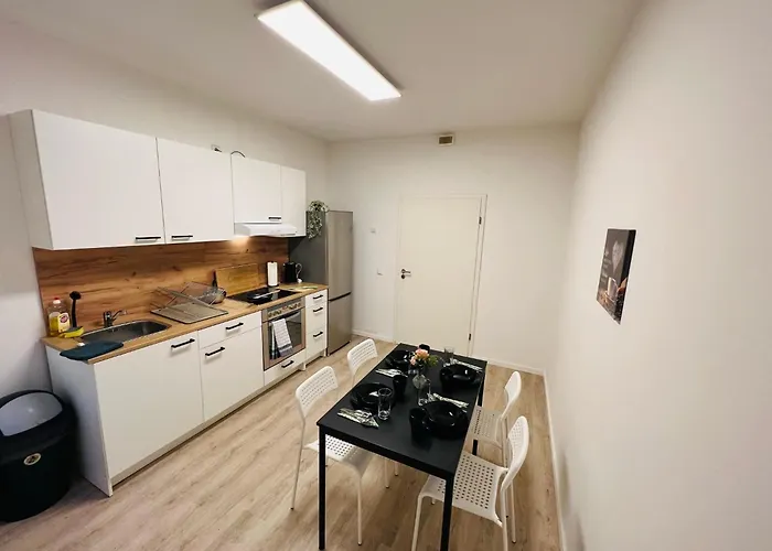 - 9 Bedrooms - 22 Beds - Wifi - Kitchen * פאדרבורן